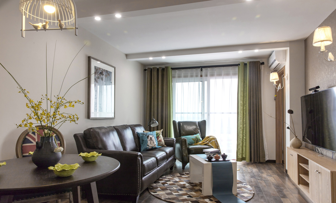 客厅用同色系皮质沙发和圆形地毯，奠定了客厅沉稳的主基调。