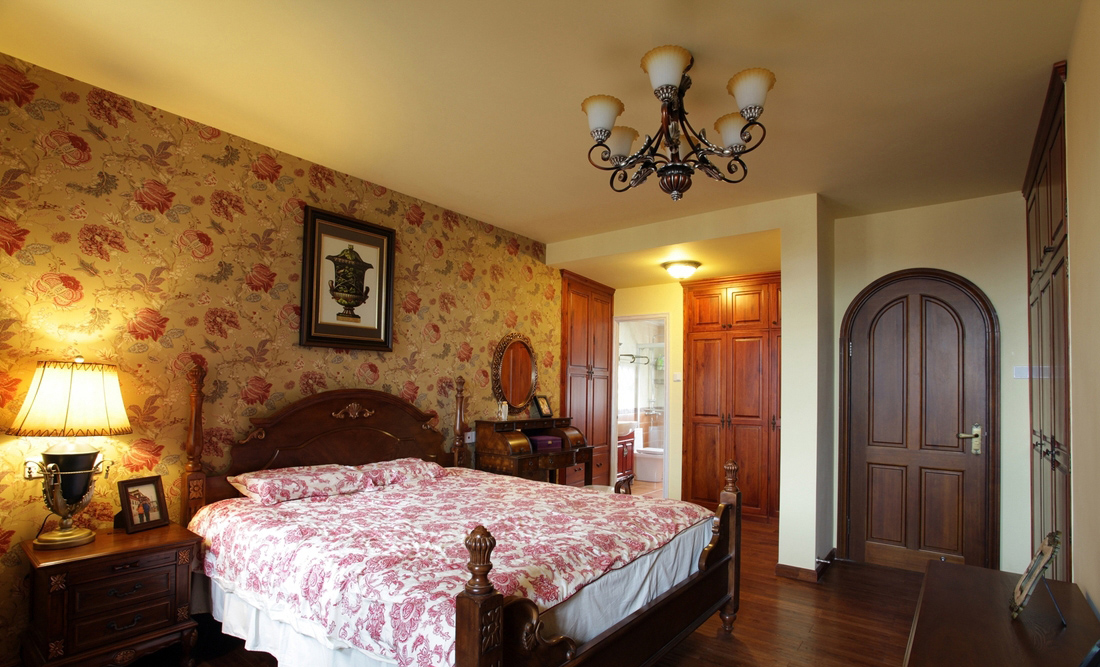 入墙的橱柜不占用卧室空间，地板的颜色将卧室灯光反映的温暖悠长。