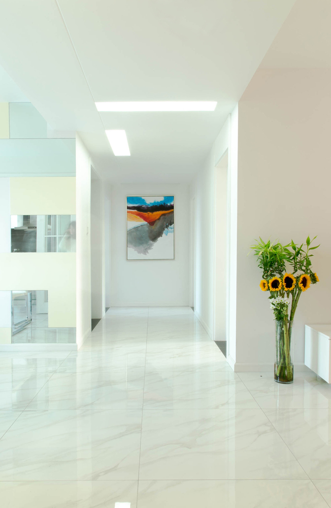走廊尽头的彩色挂画固定了走廊空间，增添了些许空间色彩。