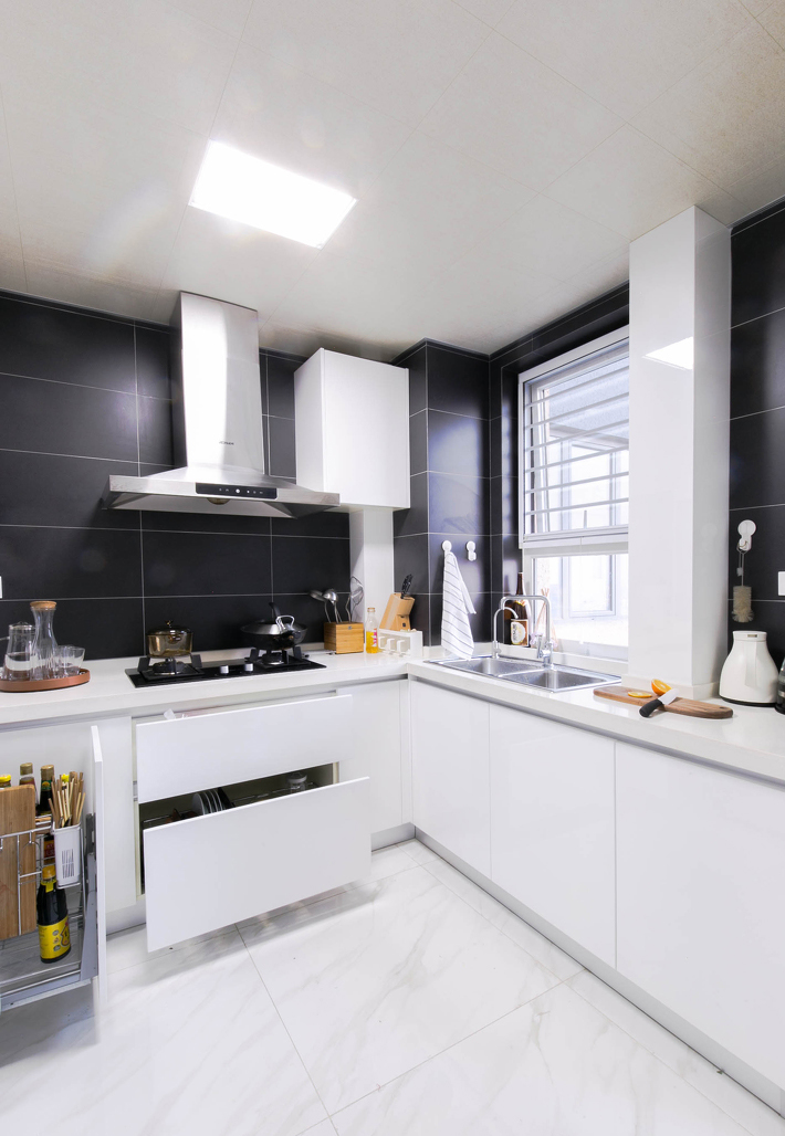 厨房的黑白搭配很炫酷。直角的橱柜设计把空间利用率提升到最高。