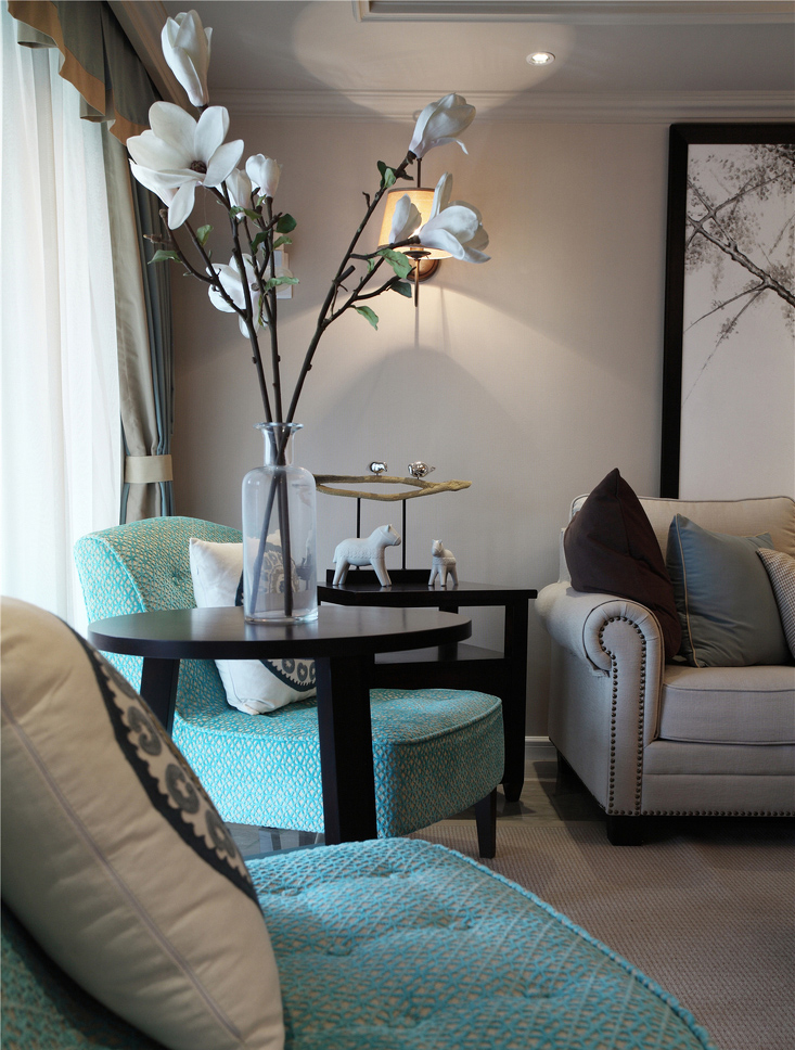 为了增加居室的彩色，蓝色沙发起了十分重要的功能。