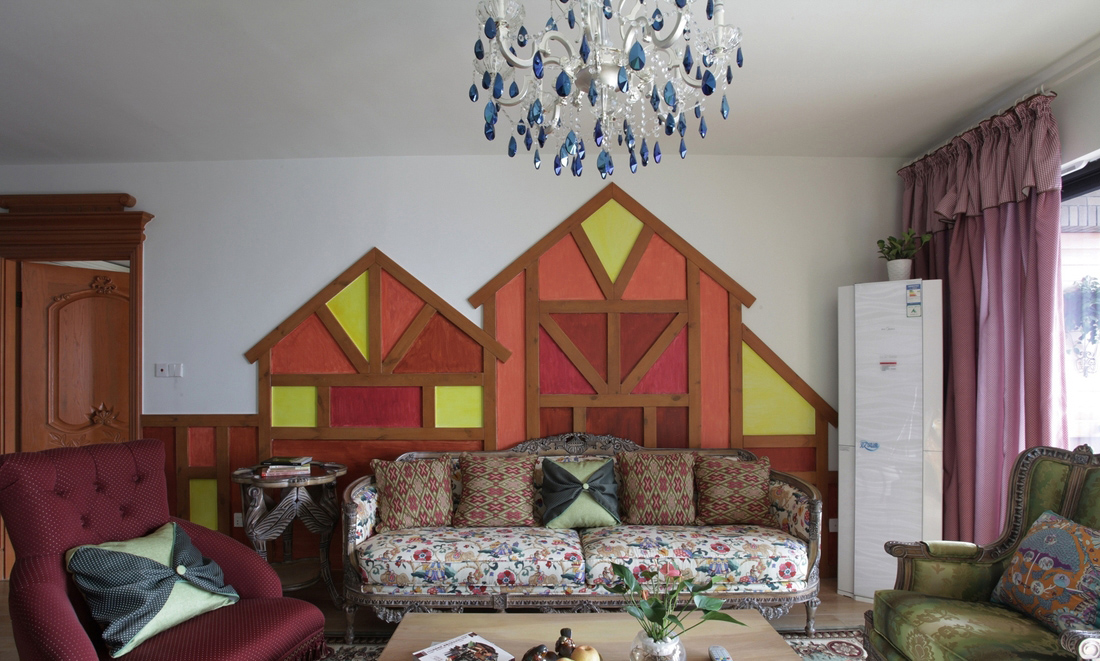 沙发背后的两个小房子，几何彩色的拼接让柔和的客厅增添了一丝理性。
