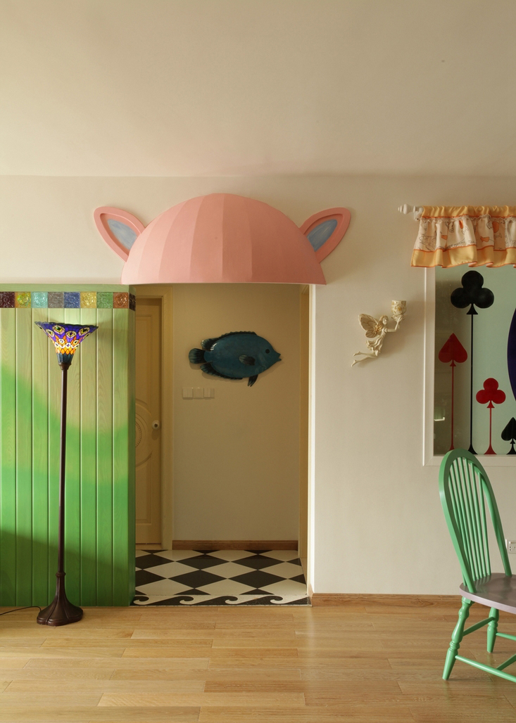 无处不在的童稚设计，为门洞带上一个帽子，或者让鱼儿游在墙上。