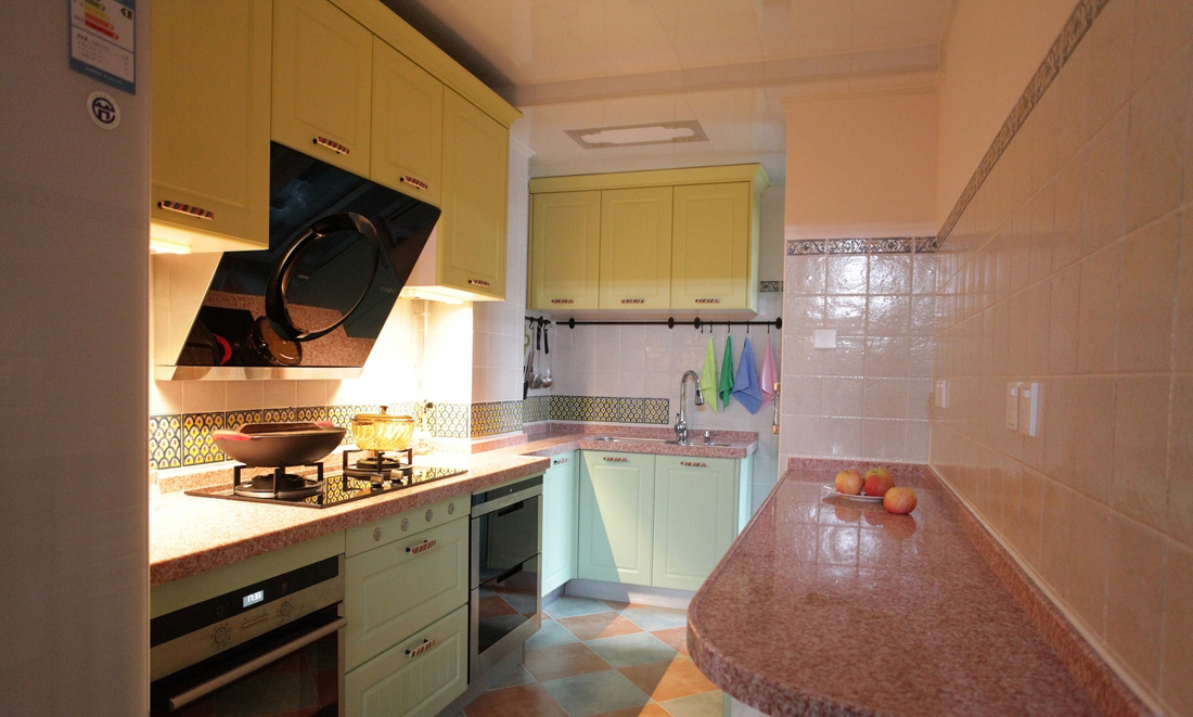 狭长的厨房为了实现空间利用最大化，设计了对称格局。
