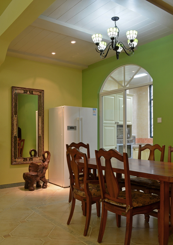 门洞把双厅进行隔离，没有特殊设计木质的餐桌，体现了一个家的朴素自然。