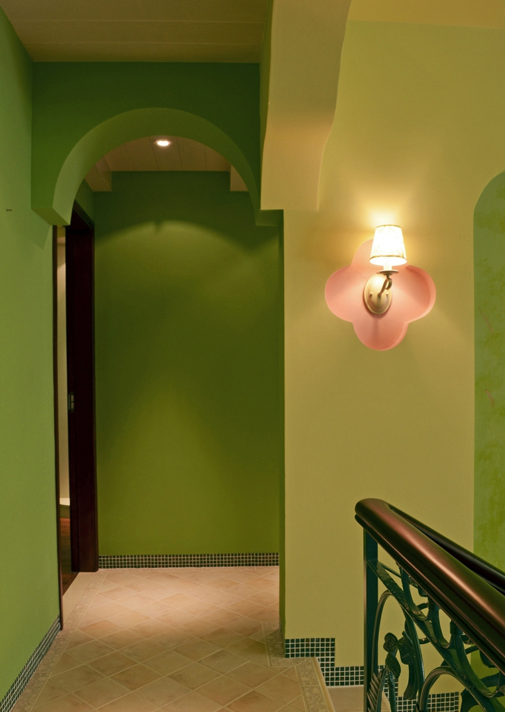 楼梯口的小灯，用花瓣镂空的设计，把空间的灵动刻画地更为自然。