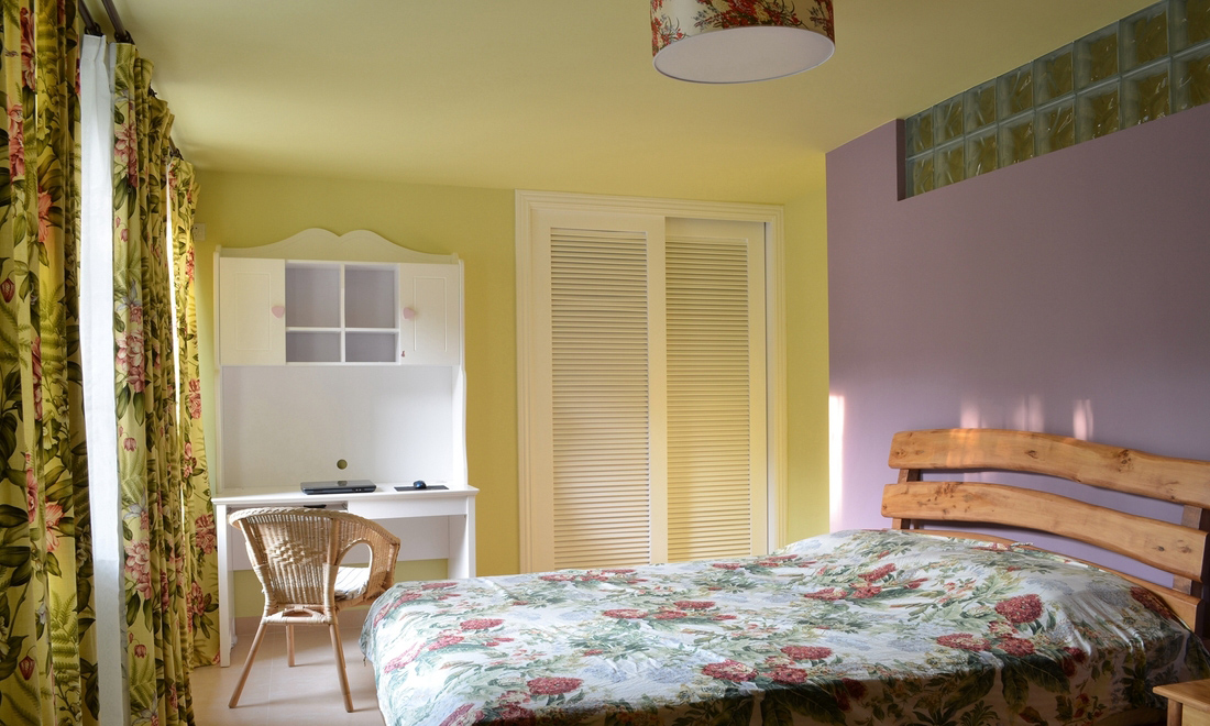 次卧的空间更为简洁。没有多余的花纹堆砌，更多的是彩色之间的结合。