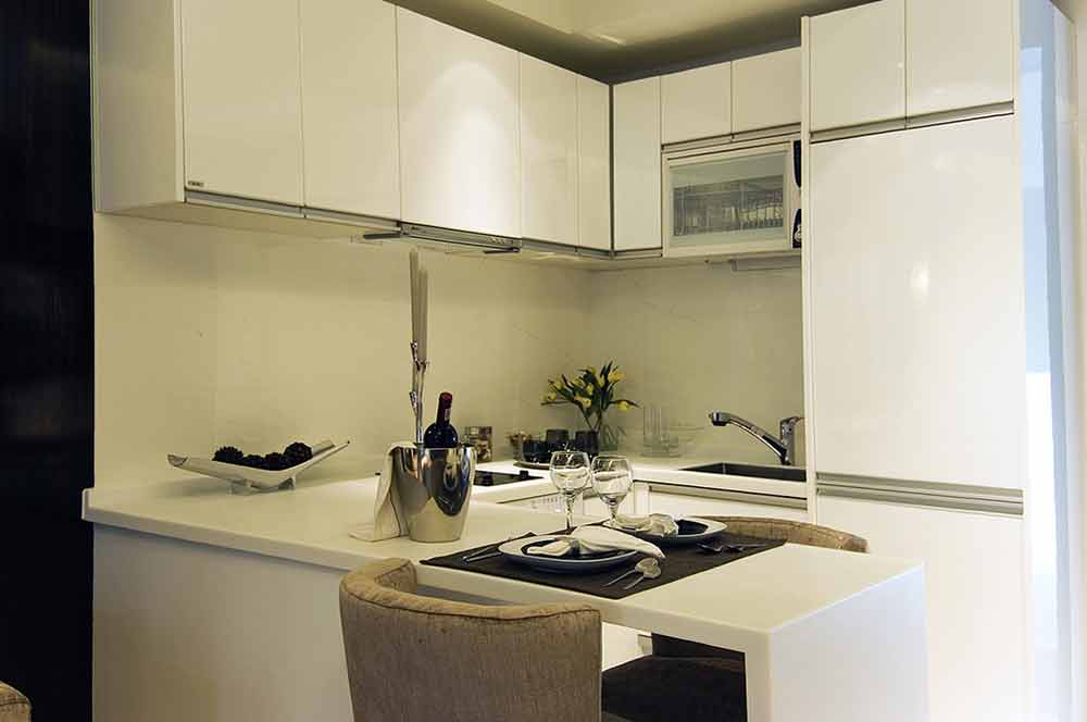 优雅的单身公寓，不需要多大的餐桌，精致的吧台设计兼顾了餐厅的功能。
