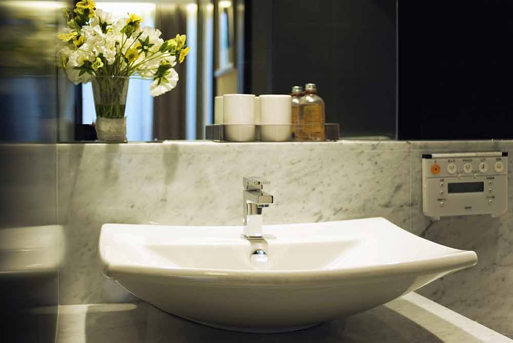 设计感弧线形的洗手盆清爽大方，不规则花纹的花岗岩凸显优雅气质。