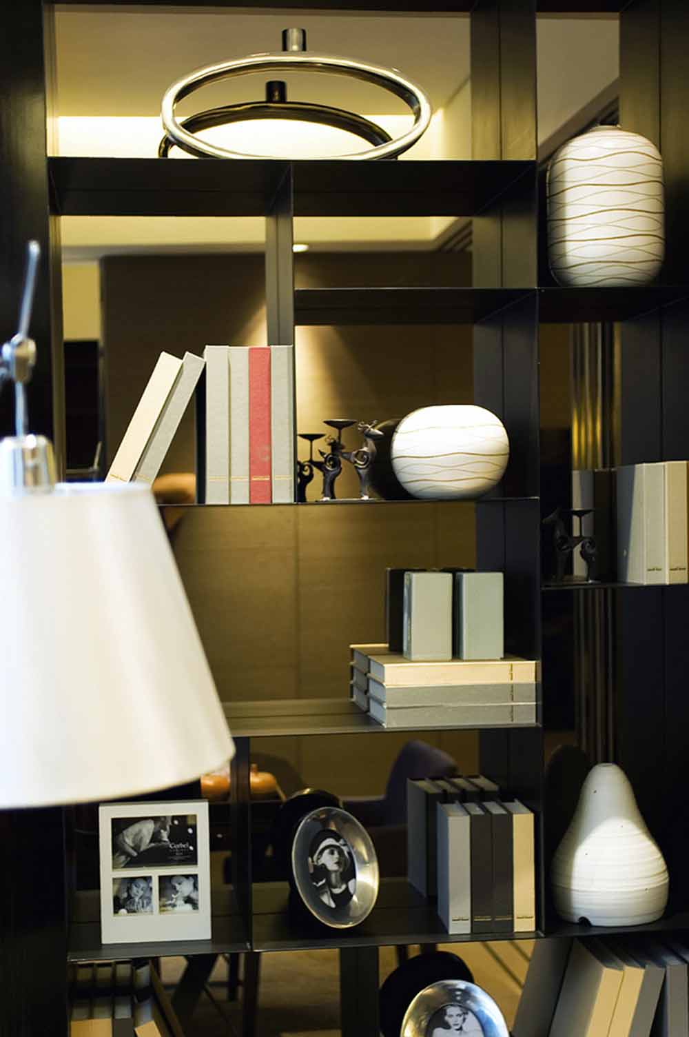 金属质地的收纳柜精巧雅致，茶色镜面精致优雅也能从视觉上增加空间。