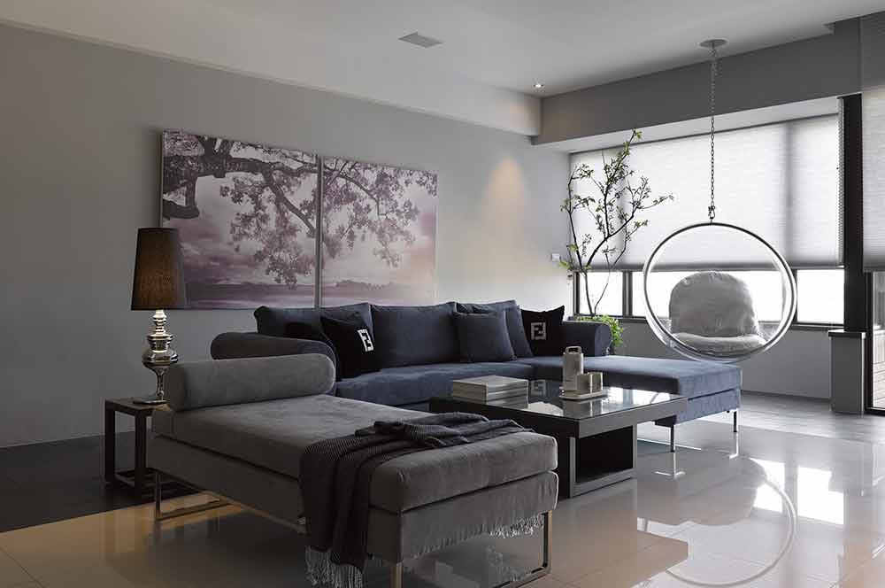 沙发背景墙实用的抽象具有艺术感的装饰画，干净利落之间透露着雅致，让原本单调的空间，变得活泼起来。