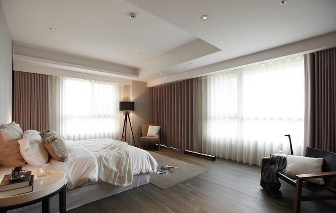 卧室采用双面向的采光，明朗舒适，随意角落放置立灯，塑造惬意的私密角落。