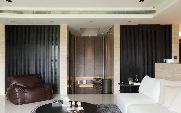 客厅处，摆放舒适懒人沙发，让空间展现休闲舒适。