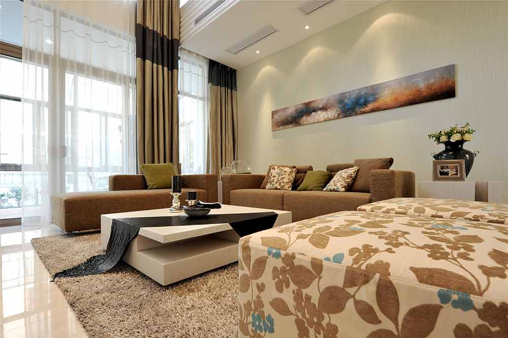 简约大气的沙发和精致清爽的茶几，强调了设计风格的统一性，复古温婉的纯色羊毛地毯洋溢出大户型该有气度。