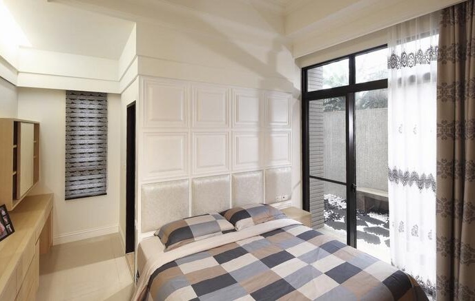 床头立面以线条框边的方块造型很好的展现新古典风格，柔和的灯光从收纳空间间射，营造舒适温暖的睡眠空间。