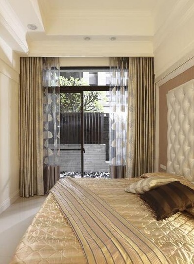 卧室以香槟金为主色，营造沉稳奢华，而床头的米色绷布搭配线板框饰，呼应新古典的经典元素。