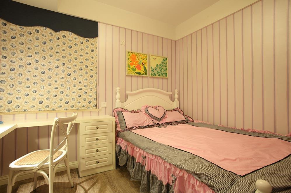 儿童房用甜美的粉红色和黄色盛放的向日葵来呵护小公主纯真的童心。