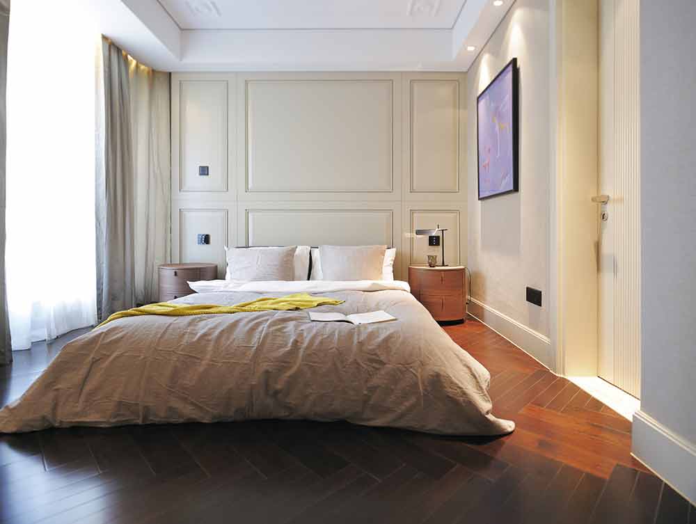 客卧的设计淡雅简洁，在设计上追求其空间变化的连续性和形体变化的层次感。