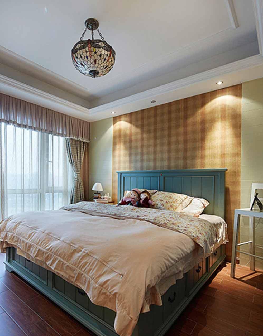 卧室墙面的颜色并不单一，以黄色条纹墙纸和浅绿色墙纸的结合，设计师大胆表达创新、清新脱俗的设计理念。