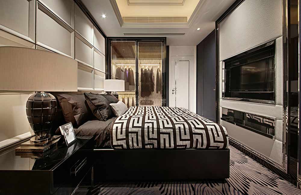 卧室装修使用了大面积的线条，强调了整个空间的线条设计，透明衣帽间方便衣物的拿取。