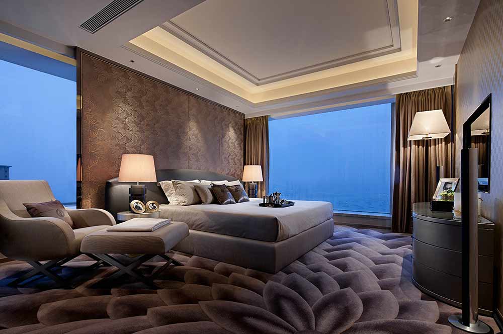 大气复古的壁纸、精美的地毯、多姿的曲线家具，让室内呈现出豪华、富丽而又温闻尔雅的感受。