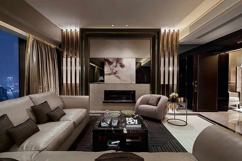 客厅色彩上以经典大气的米色、金色系为主，局部应用黑色点缀，让空间的视觉感受非常稳重大气。