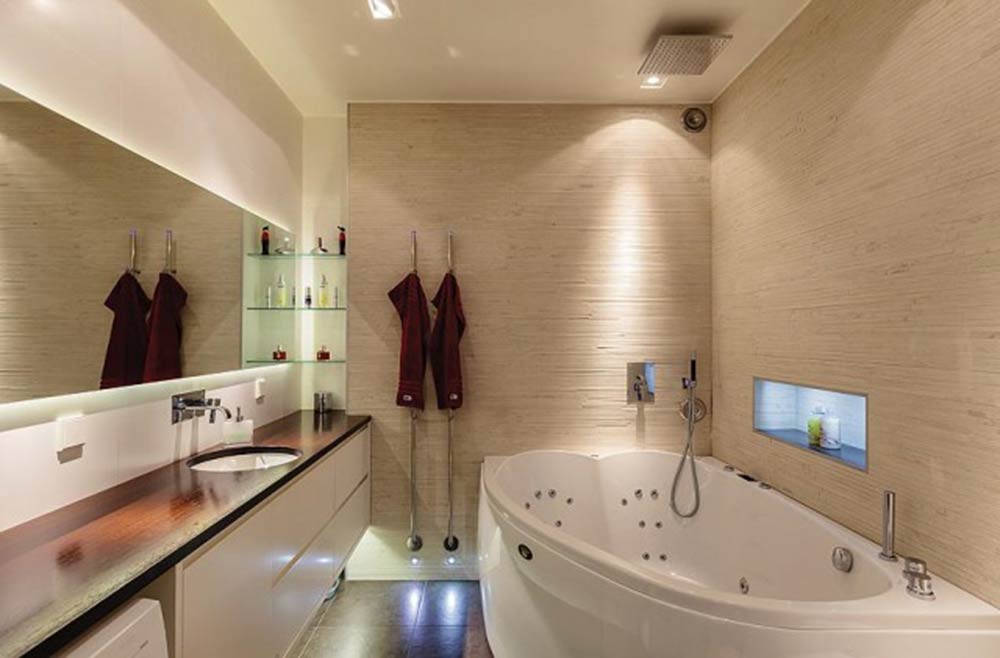 卫生间以米色为主，大浴缸的对面是一大面镜子，在视觉上开阔了空间。
