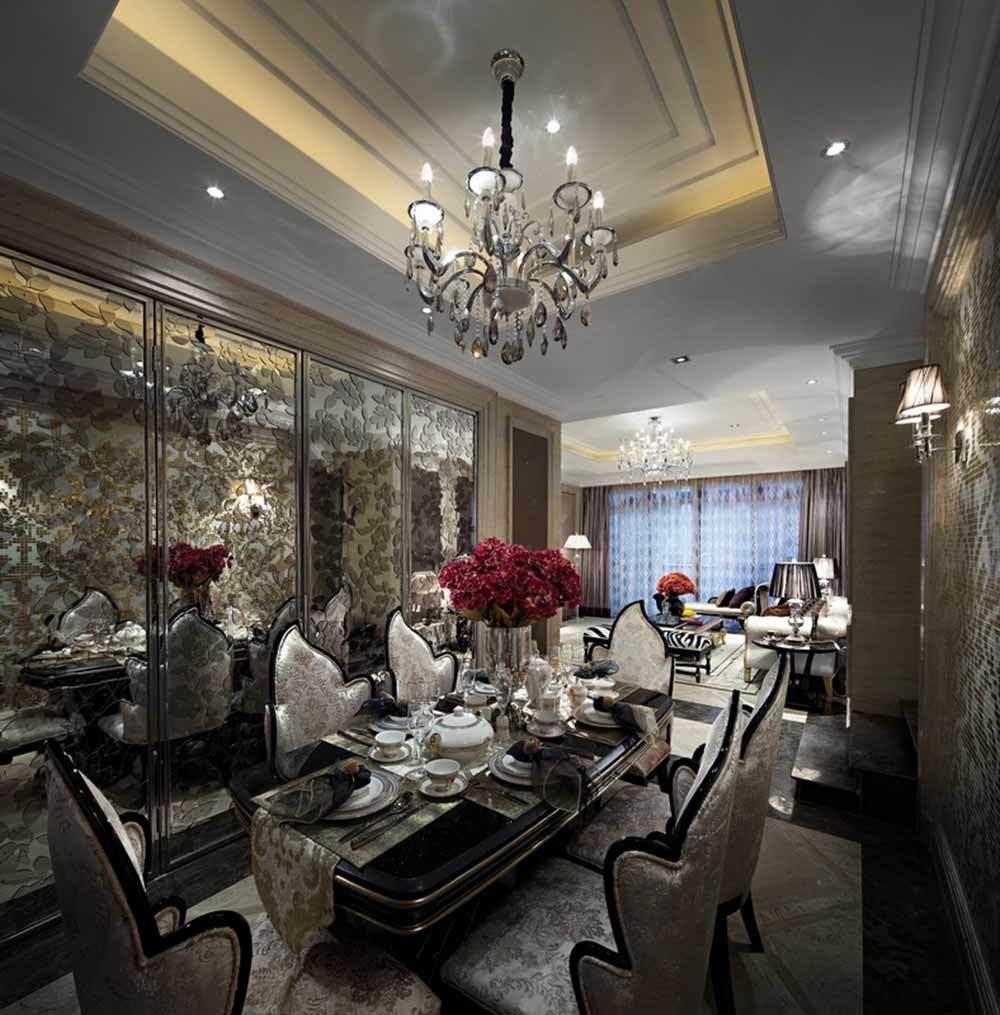 餐厅的设计采用了非常经典的古典欧式风格，亮丽的水晶吊灯，银色带复古花纹的镜面，复古华丽。