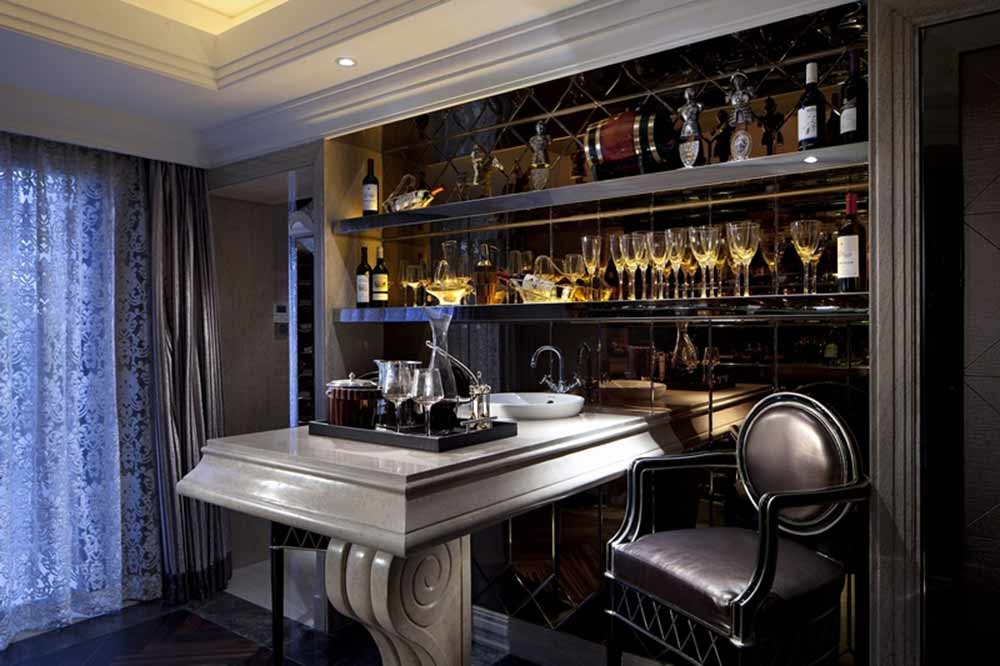 收纳酒柜用了茶色玻璃增加时尚感。吧台精致的雕花带着古典的气息。