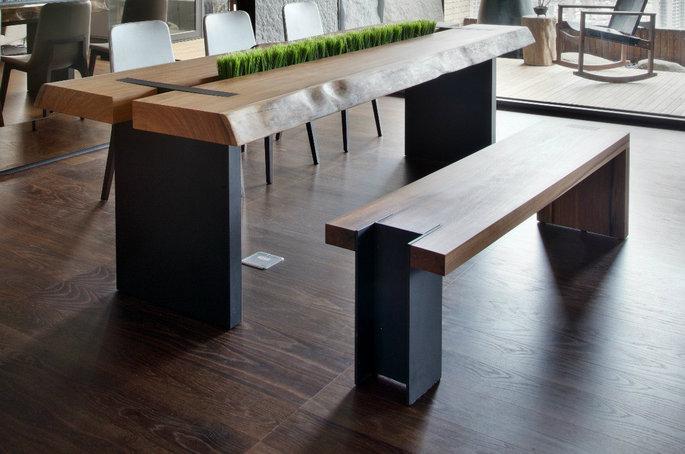 餐厅桌椅用实木打造，取材自然，餐桌上的绿草在用餐时令人感到清新舒适。