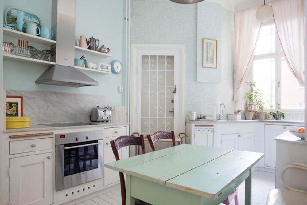 厨房的采光良好，明亮开阔，薄荷绿色的墙壁与桌子令人心旷神怡。