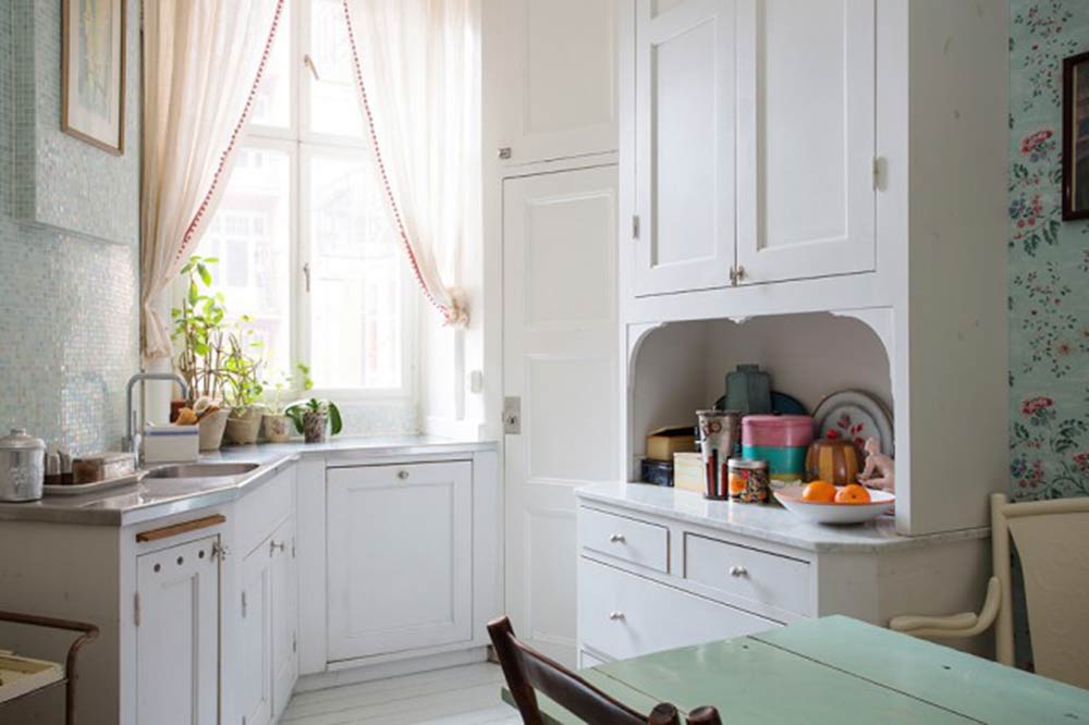 厨房的另一角都是白色的厨房，清新简洁。