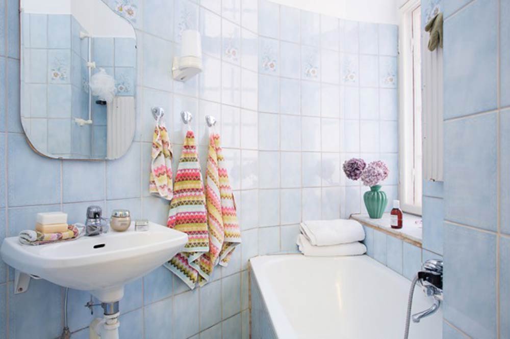 卫生间里淡蓝色的瓷砖给整个空间带来清凉的气息。