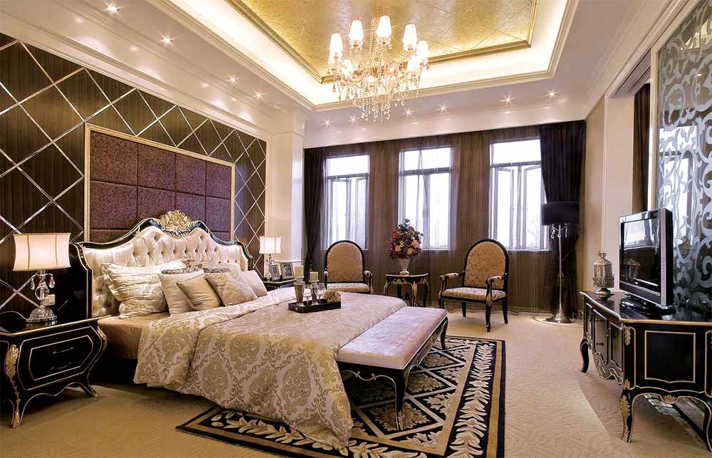 欧式风格的卧室逃不开水晶灯、复古地毯、大气背景墙这几个要素。设计师在此基础上加以改良，舍弃了繁复的装饰，让整体空间更为轻盈。