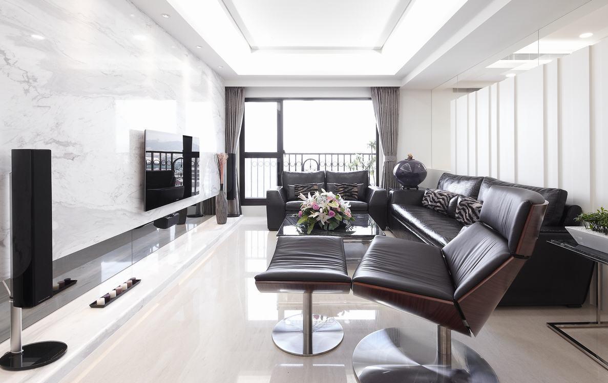 以大片白色为客厅的基地色，银狐大理石让空间优雅而又细致。