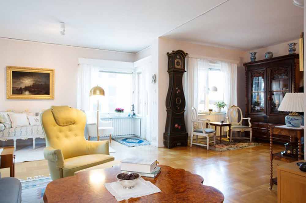 客厅的另一侧则有许多欧式风格的沙发和桌子，十分浪漫雅致。