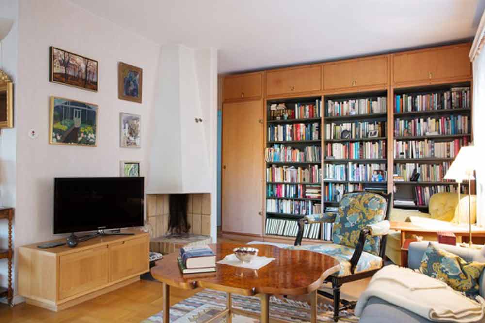 书房里有一整面墙的书架以及许多舒适的布艺沙发，适合拿一本书在这里度过悠闲的下午茶时光。