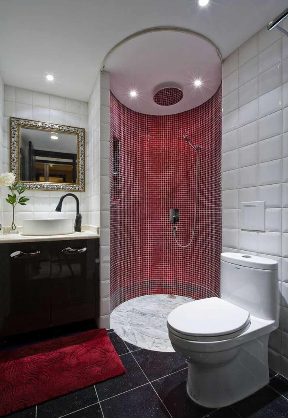 个性的红色马赛克浴室是整个卫生间设计的亮点，传统卫生间总是被设计成清爽的白色，而多彩设计让卫生间也不再单调。