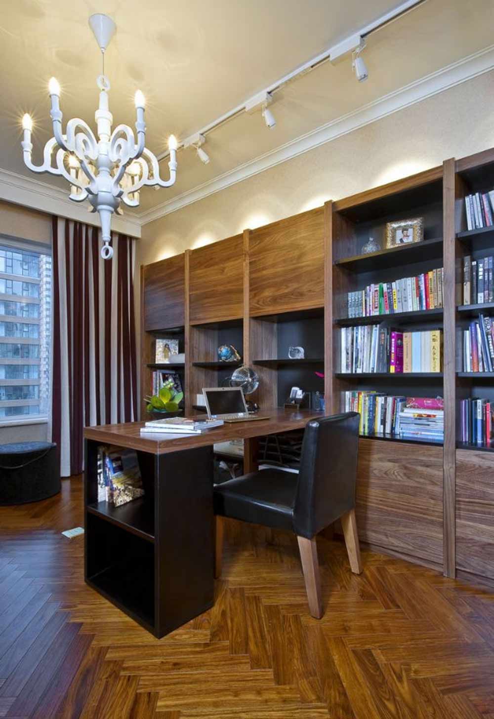 白色的吊灯在整体原木色的书房装修中显得十分突兀，不过书房空间更注重实用功能，原木地板可以减少噪音。