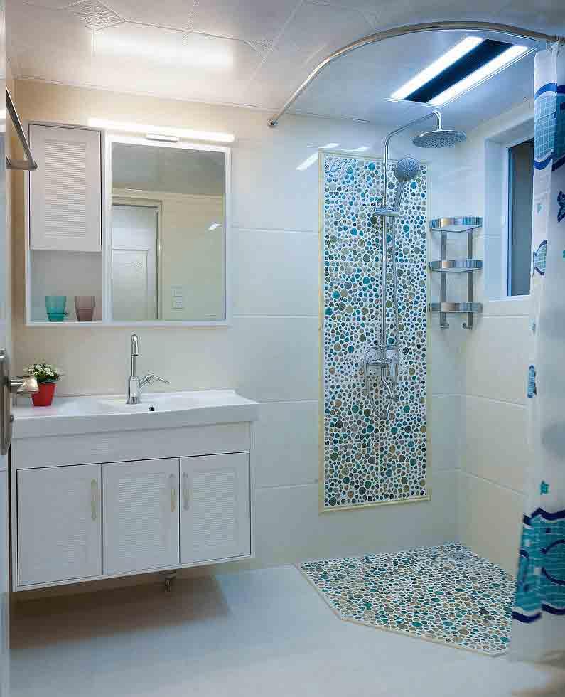卫生间的淋浴区采用马赛克装饰，有很好的装饰性和实用性。