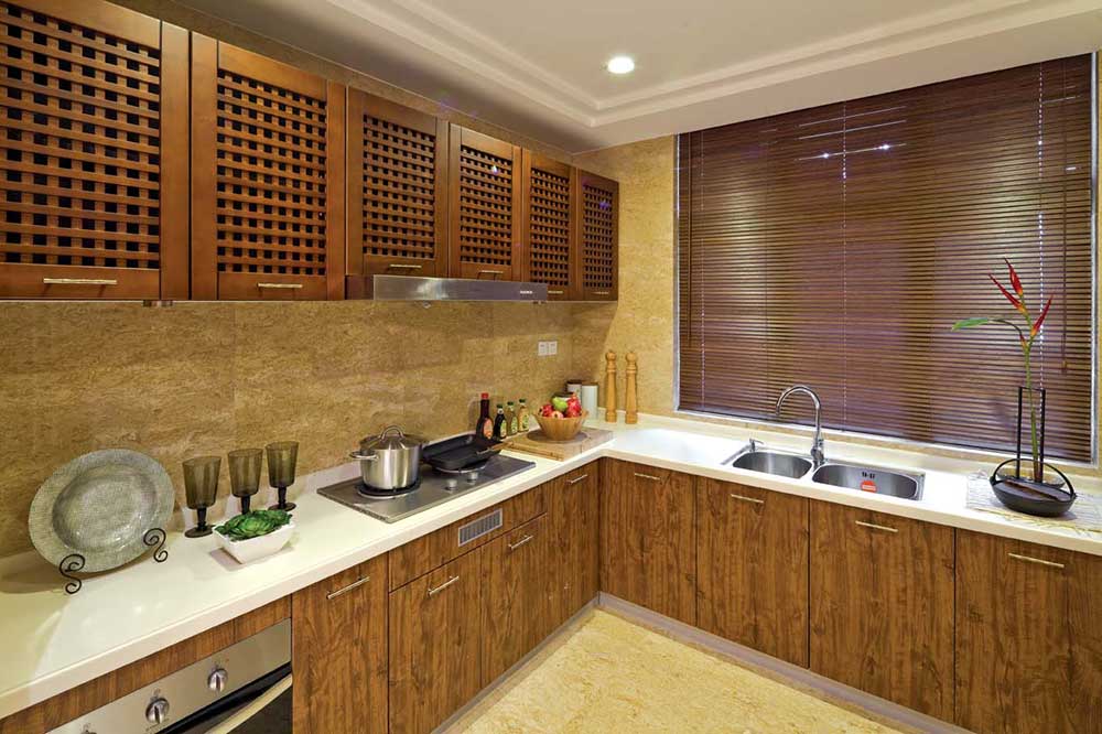 厨房的瓷砖与橱柜采用了深浅不一的黄色，富有层次感。
