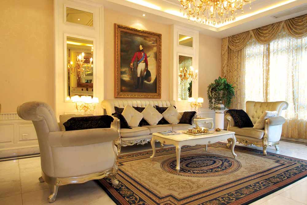 华丽的客厅设计，墙上的油画装饰大气又能突显品质，给人富丽堂皇的感觉。