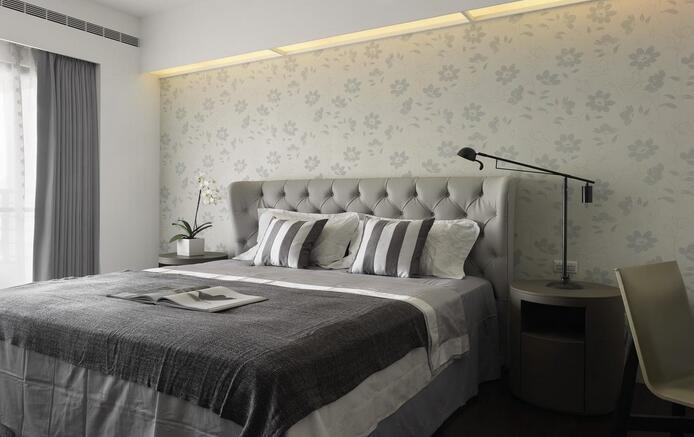 简约色调的空间，床头天花处的间射灯将光源分散在空间，淡雅清新的壁纸，营造舒适的睡眠环境。