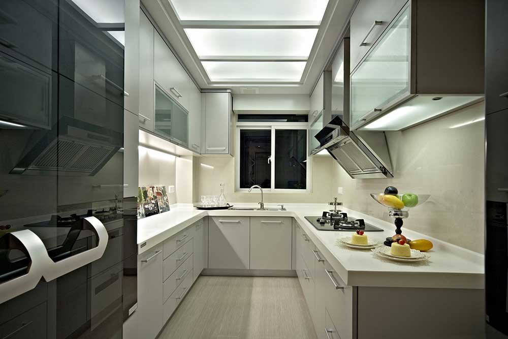 厨房里的整排橱柜与地砖都是白色的，素雅洁净。