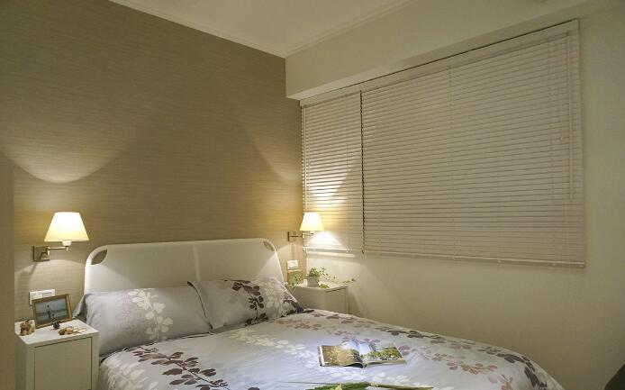 卧室的壁布铺陈低调又有质感，打造能够舒缓压力而又清新的卧眠空间。