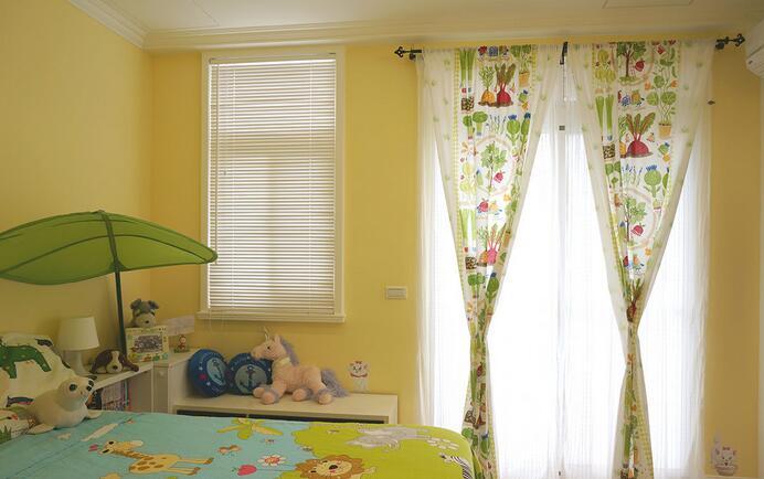 设计师通过温润的暖色调，再配合充足的采光，打造舒适宜人的纯净儿童房。