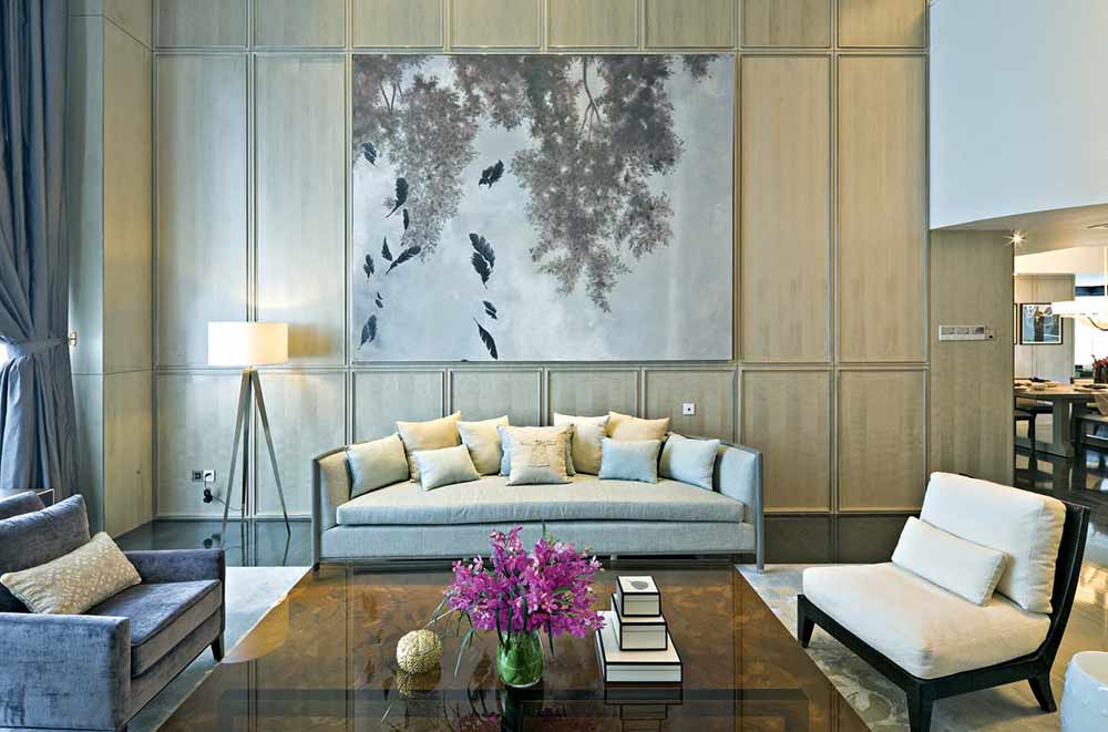 客厅的装修简约却不简单，沙发背景墙设计突显质感，文艺浪漫的装饰画十分淡雅，与整体相融合，给人轻松的感觉.