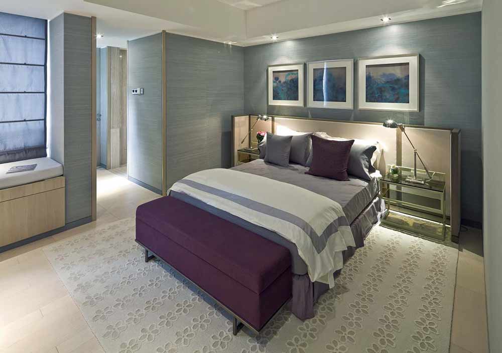 浅紫色的装修非常适合卧室，透明的床头柜设计，提亮了空间的通透感。