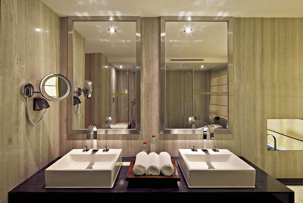 卫生间的两个洗手池方便多人使用，金属边框的镜子增加时尚感。