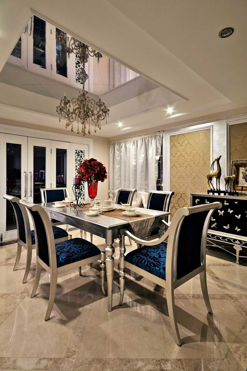 餐厅的家具依然是深蓝色与银色的撞色，时尚大方，给人强烈的视觉冲击。